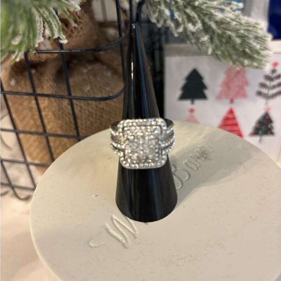 Jewelry - Elegant Silver Women's Ring